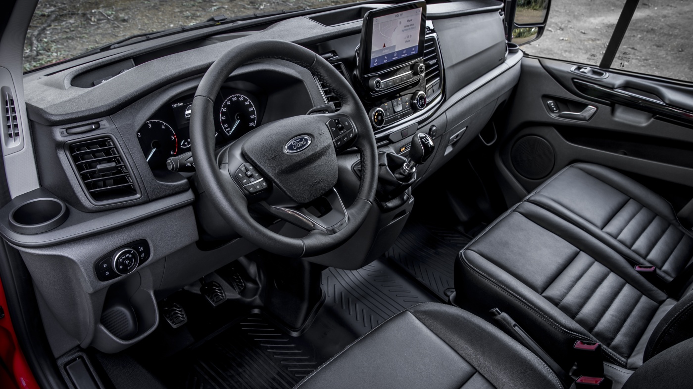 Slideshow Bild - Komfortable und leicht abwaschbare Teil-Ledersitze gehören zur Serienausstattung  des Ford Transit Custom Trail.